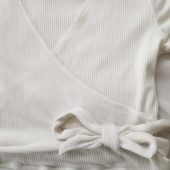 SOLD 🦢 Garage - tie front top - Picture 2 of 3